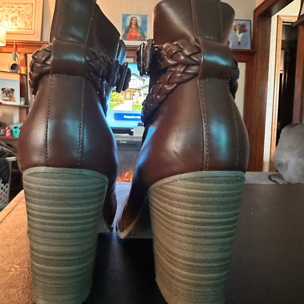 Brand new American Eagle brown booties 9 1/2